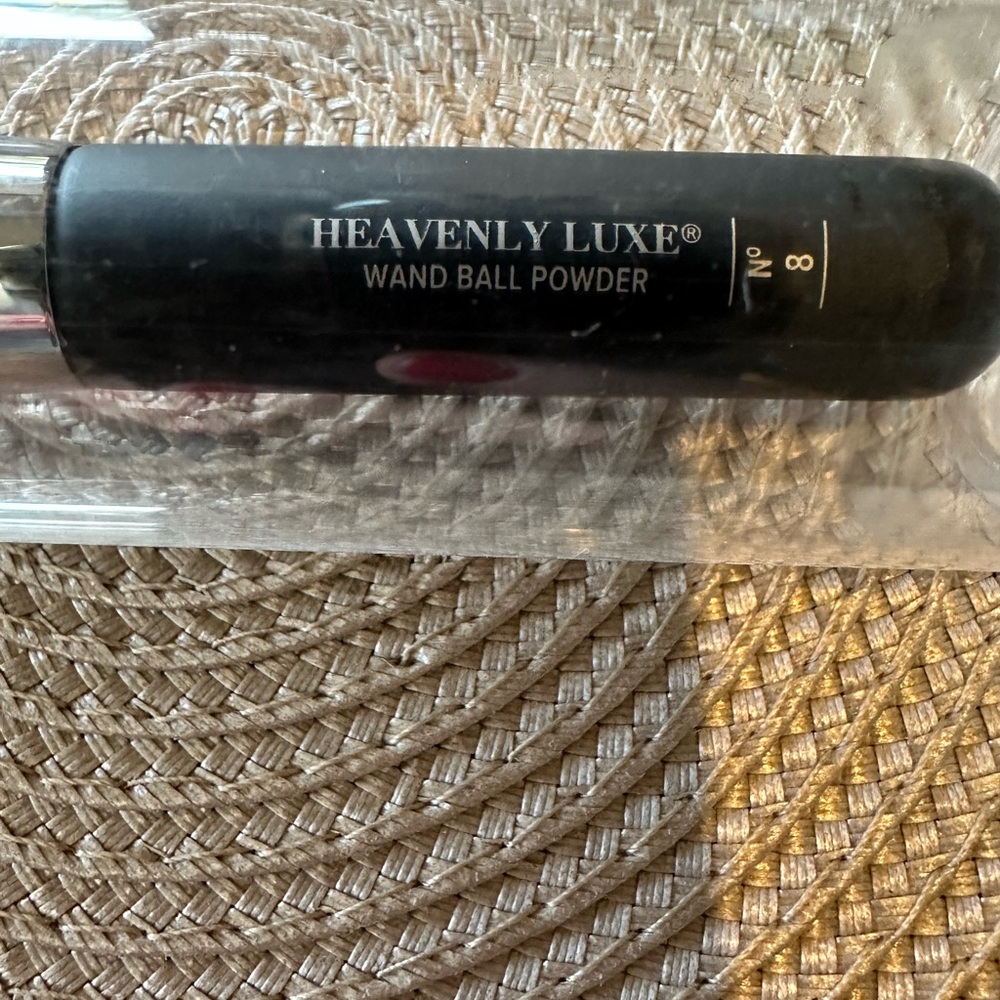 IT Heavenly Luxe wand ball powder brush - Picture 4 of 10